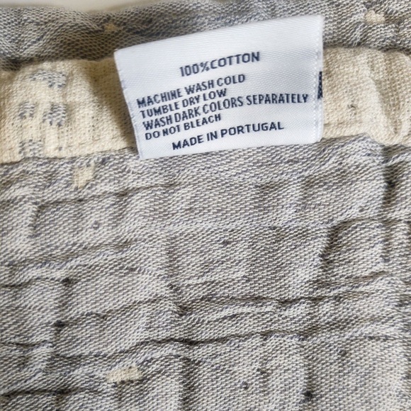 🎁Piscatextil Holiday Throw Blanket - Neutral Gray Holiday Village & Sleigh - Picture 10 of 12